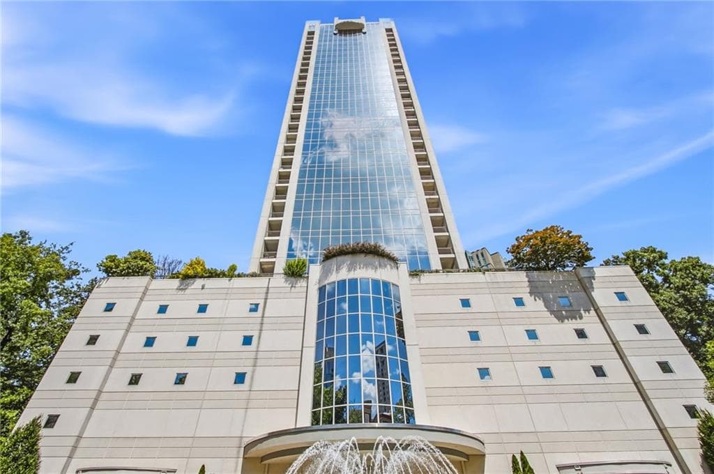 2 bedroom, 2 bathroom, 1,371 sq ft condominium for sale at 2828 Peachtree Road 2402, Atlanta, GA 30305 — photo 3