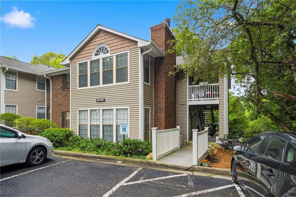 1 bedroom, 1 bathroom, 831 sq ft condominium for sale at 619 Barrington Hills Drive, Atlanta, GA 30350