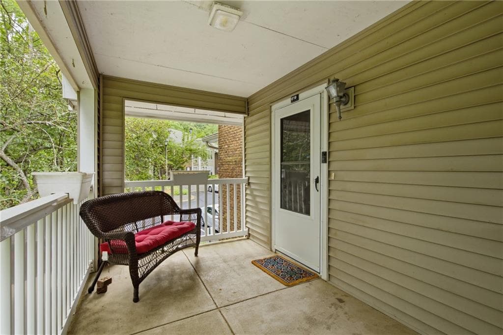 1 bedroom, 1 bathroom, 831 sq ft condominium for sale at 619 Barrington Hills Drive, Atlanta, GA 30350 — photo 4