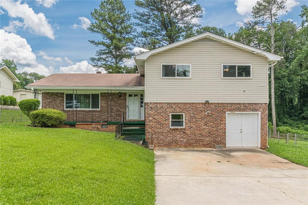 4 bedroom, 3 bathroom, 2,398 sq ft single family residence under contract at 2272 Green Hawk Court, Decatur, GA 30035 — photo 2