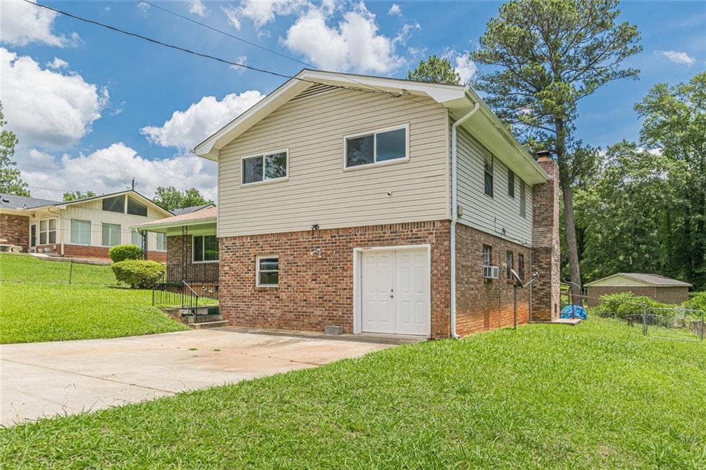4 bedroom, 3 bathroom, 2,398 sq ft single family residence under contract at 2272 Green Hawk Court, Decatur, GA 30035 — photo 4
