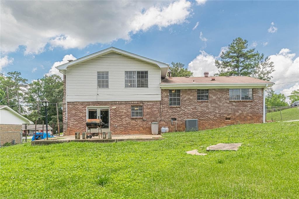 4 bedroom, 3 bathroom, 2,398 sq ft single family residence under contract at 2272 Green Hawk Court, Decatur, GA 30035 — photo 8