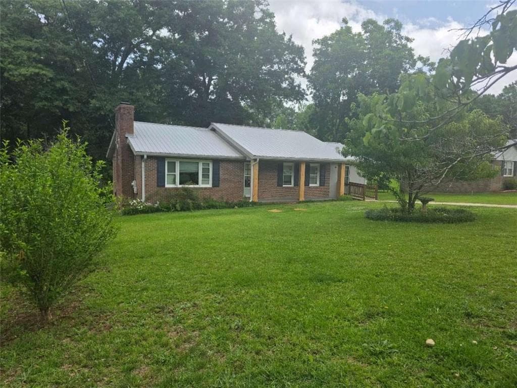 4 bedroom, 2 bathroom, 1,421 sq ft single family residence for sale at 128 Hillview Drive, Thomaston, GA 30286