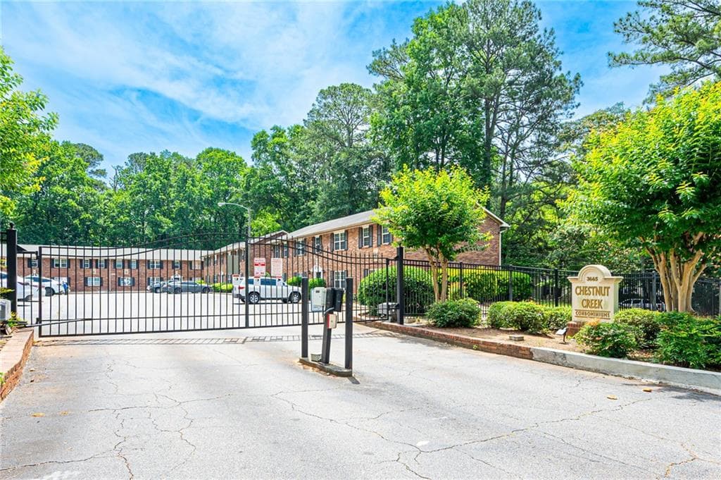 2 bedroom, 1 bathroom, 957 sq ft condominium for sale at 3665 Chestnut Drive F2, Atlanta, GA 30340 — photo 3