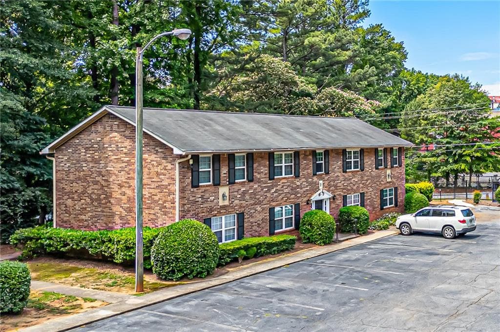 2 bedroom, 1 bathroom, 957 sq ft condominium for sale at 3665 Chestnut Drive F2, Atlanta, GA 30340