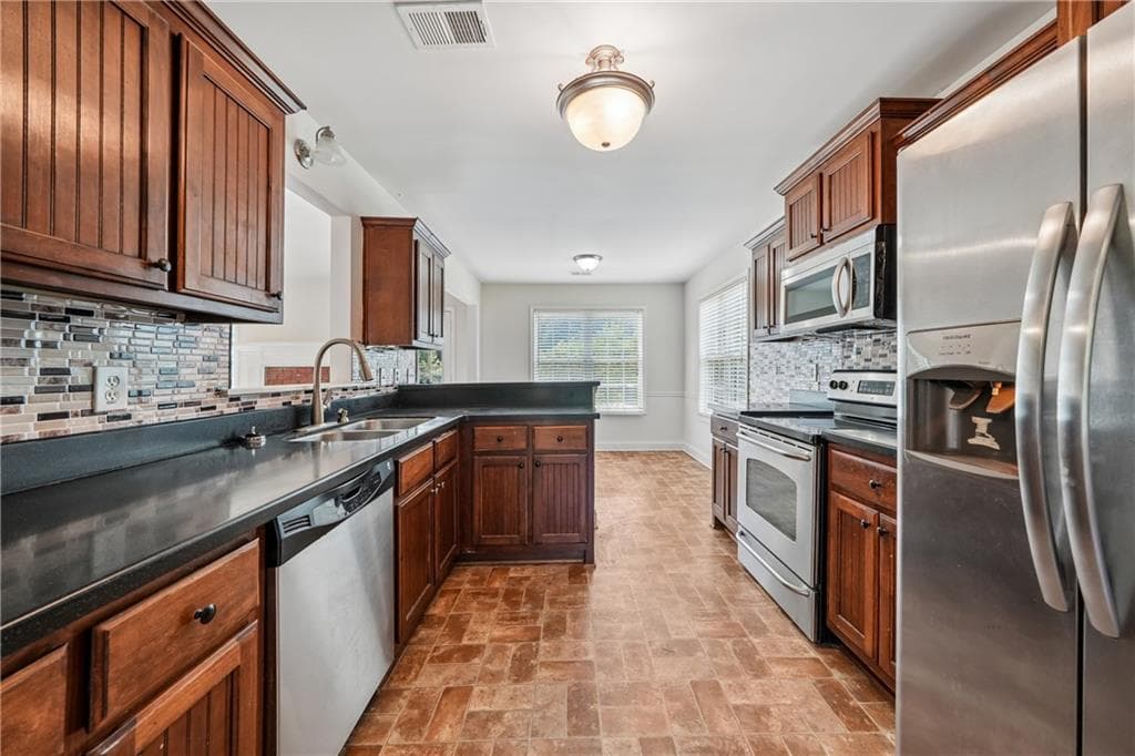 3 bedroom, 2 bathroom, 2,544 sq ft single family residence under contract at 70 Feldspar Drive, Jefferson, GA 30549 — photo 2