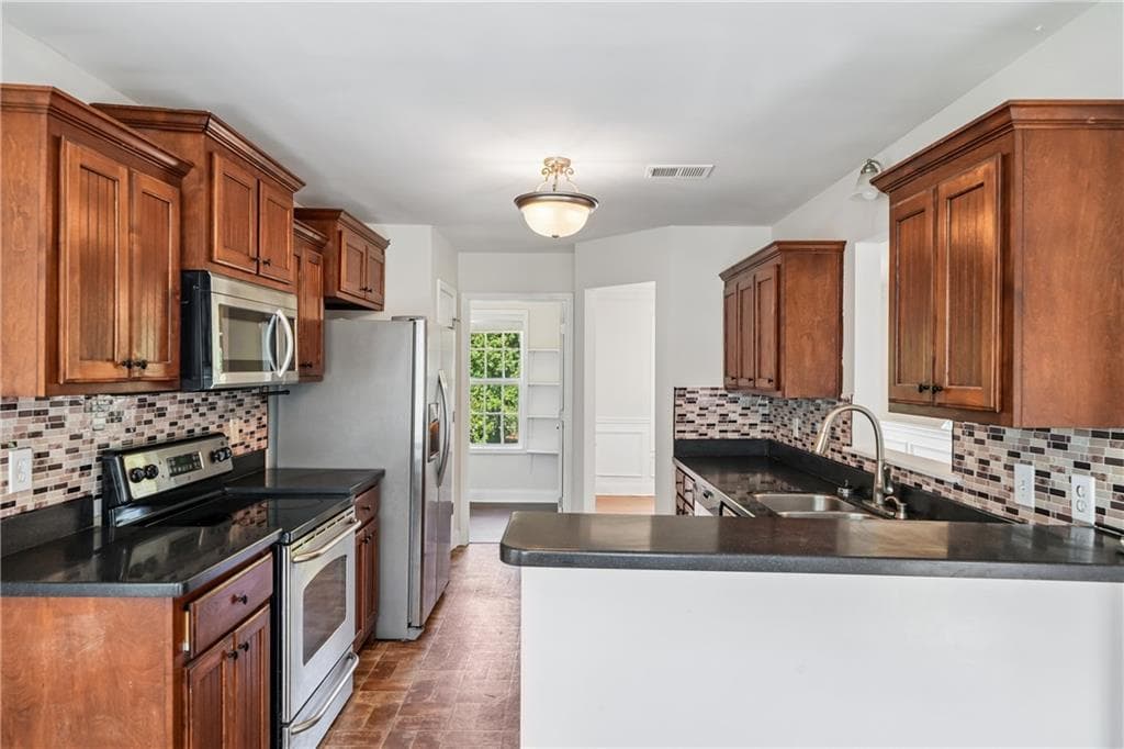 3 bedroom, 2 bathroom, 2,544 sq ft single family residence under contract at 70 Feldspar Drive, Jefferson, GA 30549 — photo 6