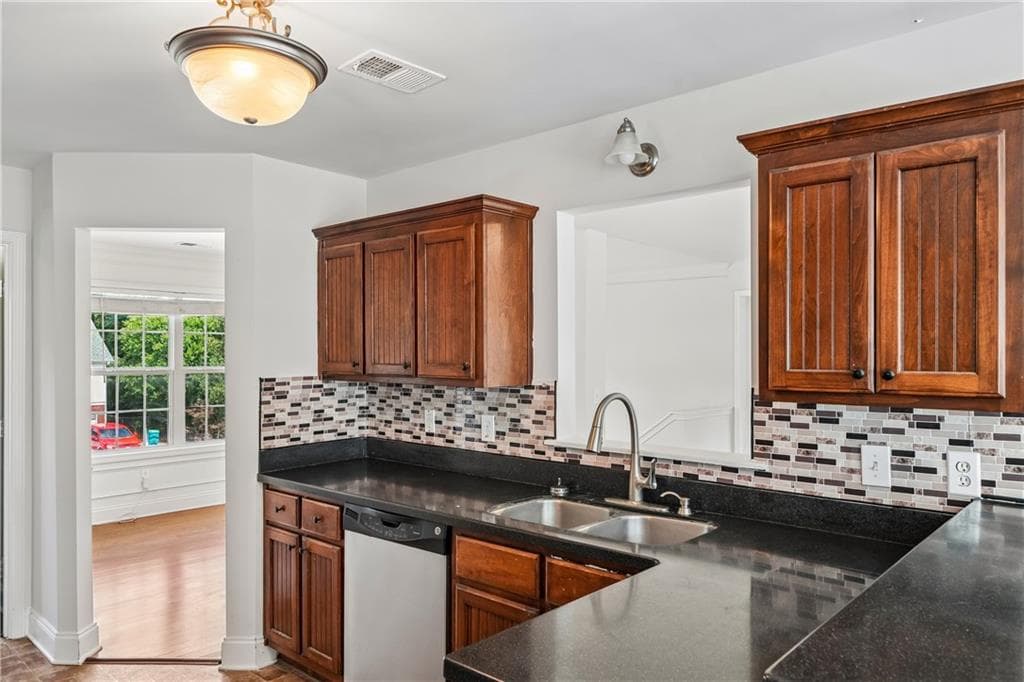3 bedroom, 2 bathroom, 2,544 sq ft single family residence under contract at 70 Feldspar Drive, Jefferson, GA 30549 — photo 7