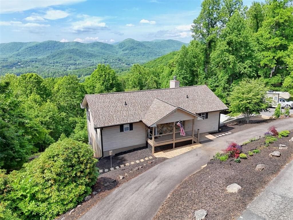 3 bedroom, 3 bathroom, 2,450 sq ft single family residence sold at 1157 Summit Way, Blairsville, GA 30512