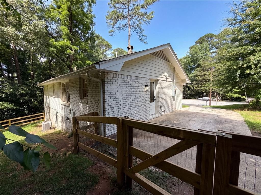 3 bedroom, 2 bathroom, 1,118 sq ft single family residence for sale at 2320 Capehart Circle, Atlanta, GA 30345 — photo 5