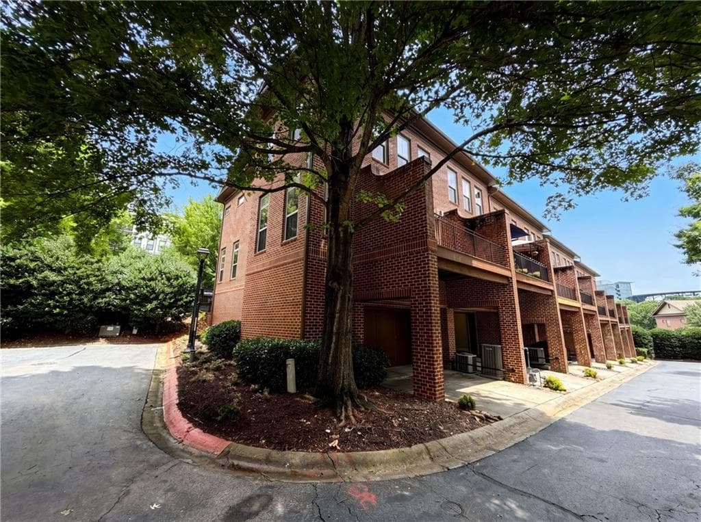 3 bedroom, 4 bathroom, 2,249 sq ft townhouse for sale at 2370 Crescent Park Court 5, Atlanta, GA 30339 — photo 5