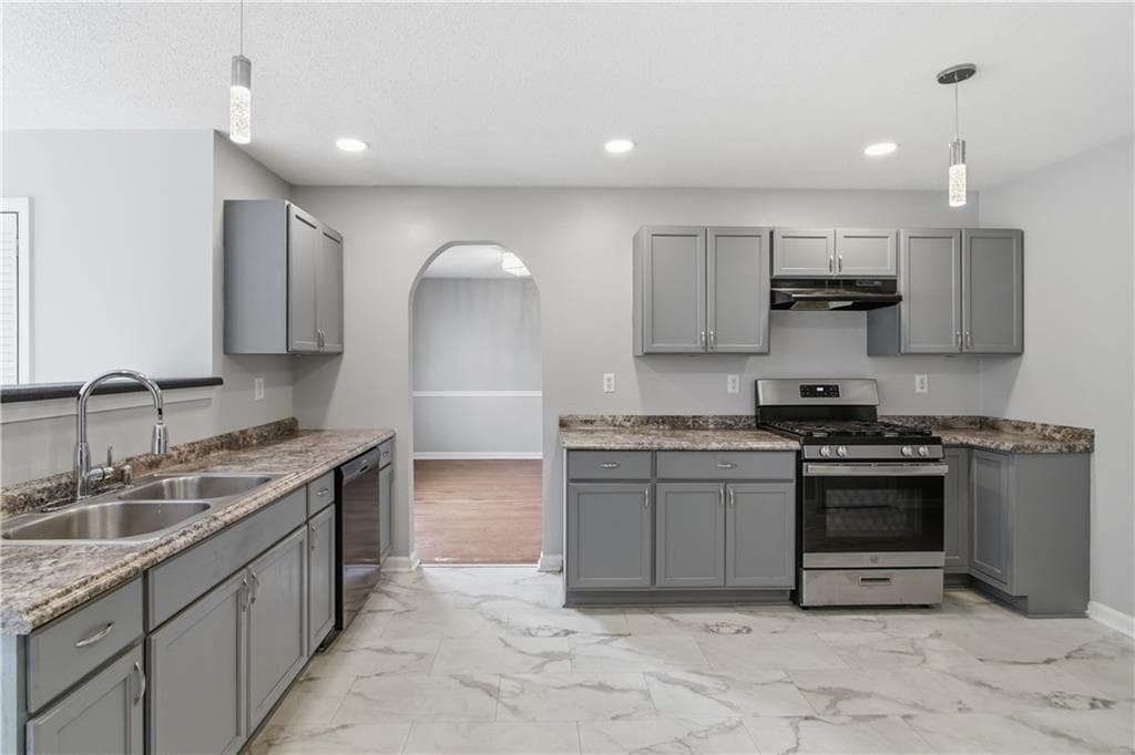 4 bedroom, 2 bathroom, 2,915 sq ft single family residence under contract at 6169 Remington Park, Lithonia, GA 30058 — photo 2