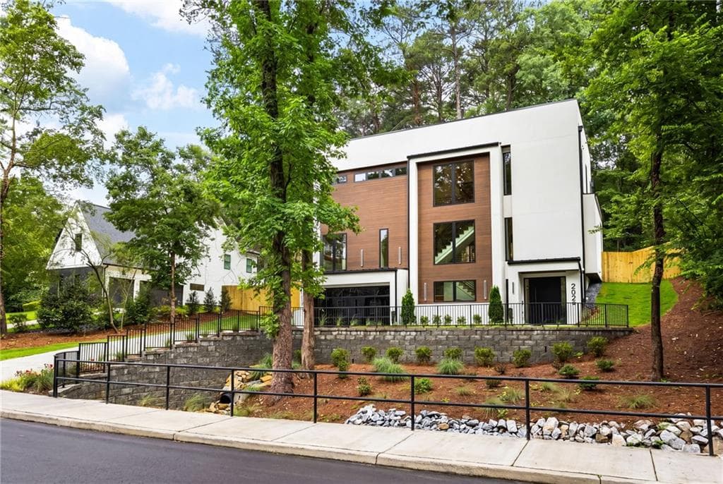 5 bedroom, 6 bathroom, 3,953 sq ft single family residence for sale at 2822 Shady Valley Drive, Atlanta, GA 30324 — photo 2