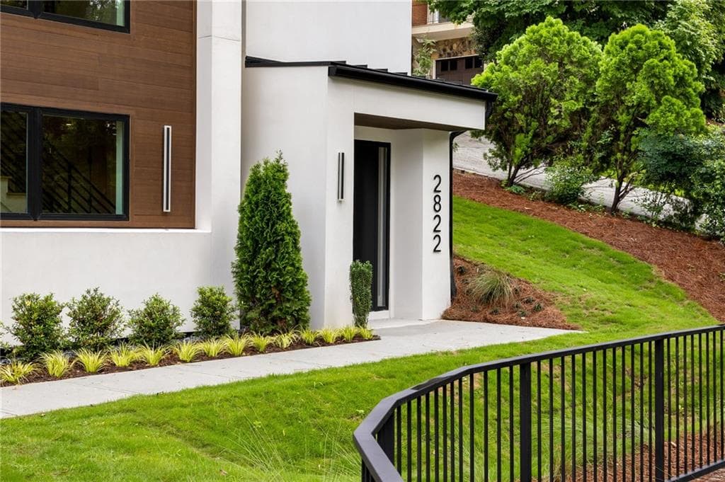 5 bedroom, 6 bathroom, 3,953 sq ft single family residence for sale at 2822 Shady Valley Drive, Atlanta, GA 30324 — photo 3