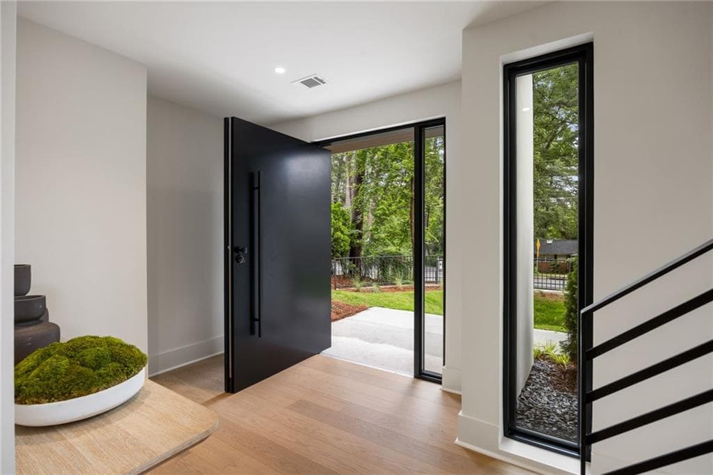 5 bedroom, 6 bathroom, 3,953 sq ft single family residence for sale at 2822 Shady Valley Drive, Atlanta, GA 30324 — photo 4