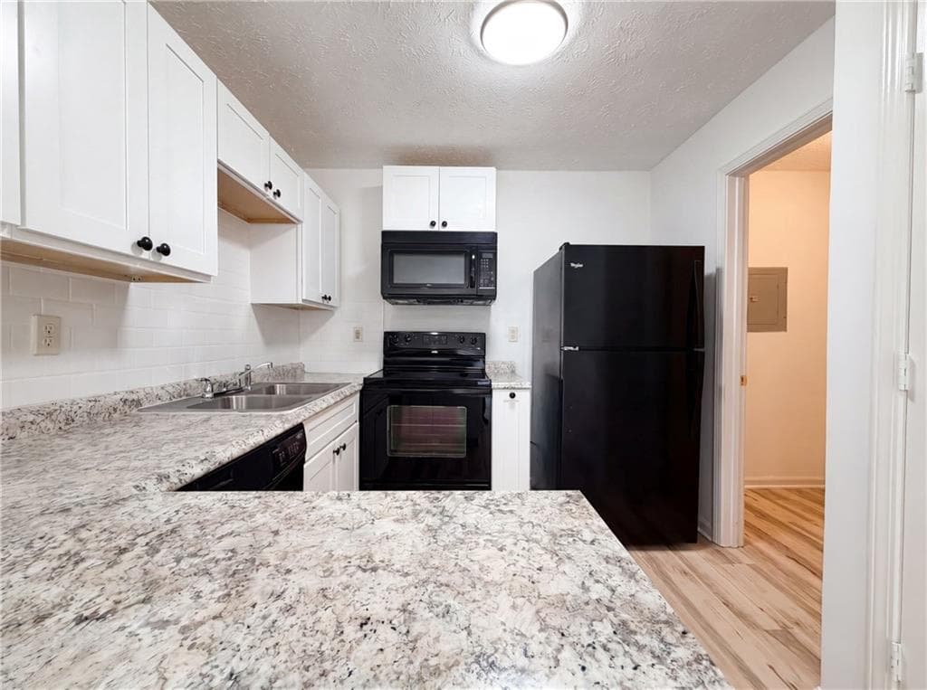1 bedroom, 1 bathroom, 697 sq ft condominium for sale at 131 Bentley Place, Tucker, GA 30084 — photo 2