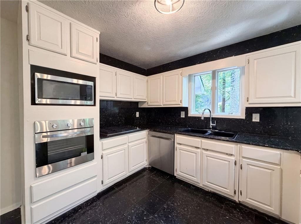 4 bedroom, 4 bathroom, 2,769 sq ft single family residence under contract at 442 Hastings Way, Jonesboro, GA 30238 — photo 10