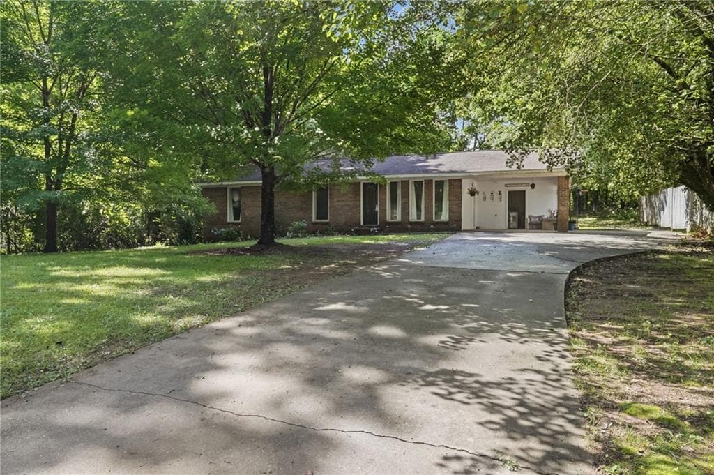 3 bedroom, 2 bathroom, 1,350 sq ft single family residence sold at 200 Ridgewood Drive, Cleveland, GA 30528