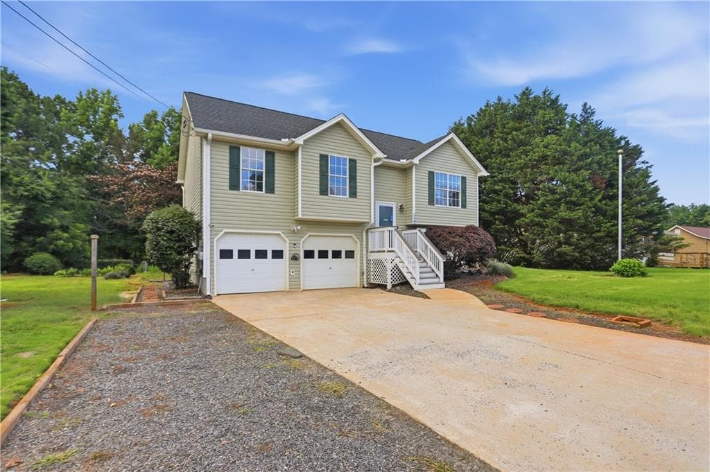 3 bedroom, 2 bathroom, 1,678 sq ft single family residence under contract at 128 Ravenwood Lane, Rockmart, GA 30153
