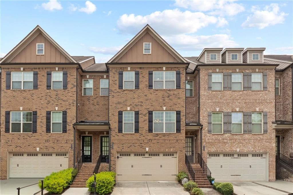 3 bedroom, 4 bathroom, 2,391 sq ft townhouse for sale at 5936 Norfolk Chase Road, Peachtree Corners, GA 30092 — photo 1 of 34