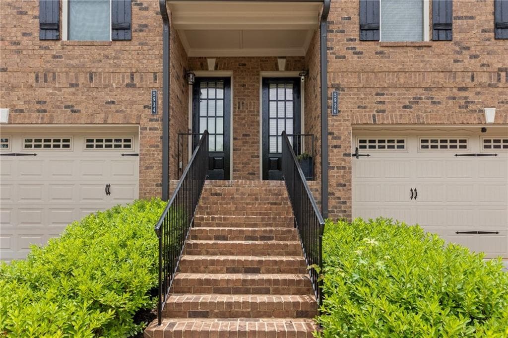 3 bedroom, 4 bathroom, 2,391 sq ft townhouse for sale at 5936 Norfolk Chase Road, Peachtree Corners, GA 30092 — photo 3