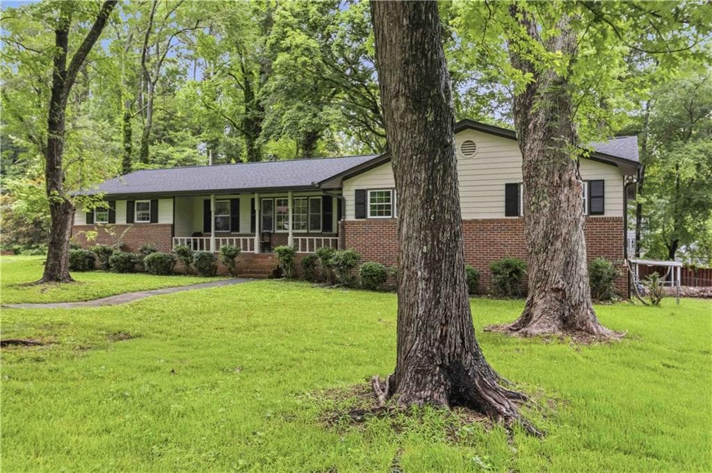 3 bedroom, 2 bathroom, 2,387 sq ft single family residence for sale at 420 Creekview Court, Marietta, GA 30064 — photo 2