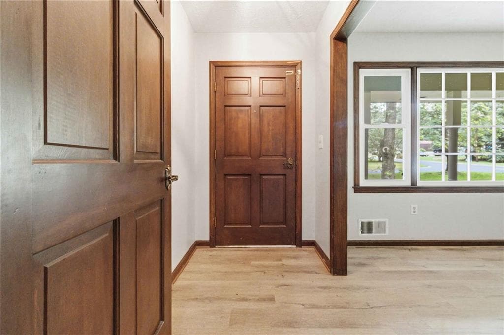 3 bedroom, 2 bathroom, 2,387 sq ft single family residence for sale at 420 Creekview Court, Marietta, GA 30064 — photo 5