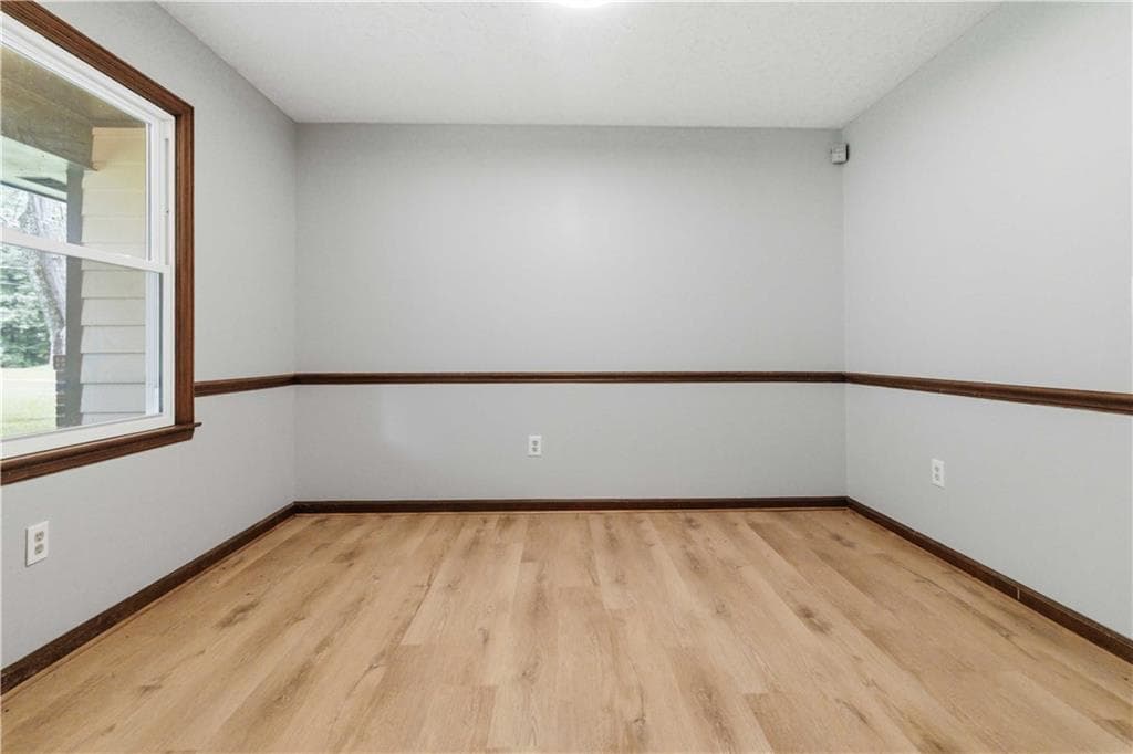 3 bedroom, 2 bathroom, 2,387 sq ft single family residence for sale at 420 Creekview Court, Marietta, GA 30064 — photo 8