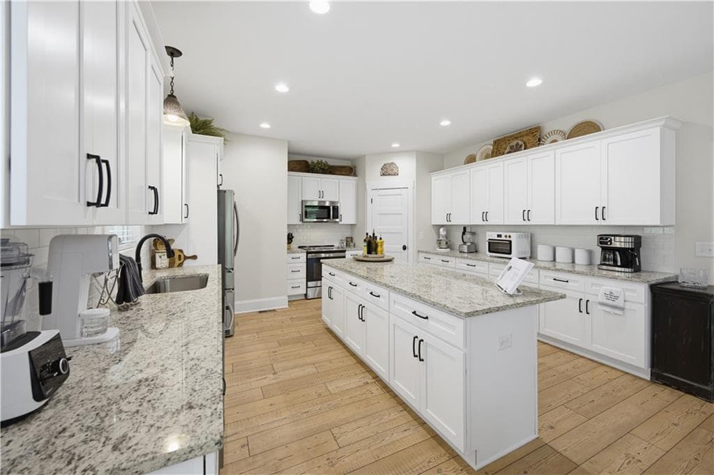 4 bedroom, 3 bathroom, 3,996 sq ft single family residence for sale at 566 Roper Drive, Clarkesville, GA 30523 — photo 5
