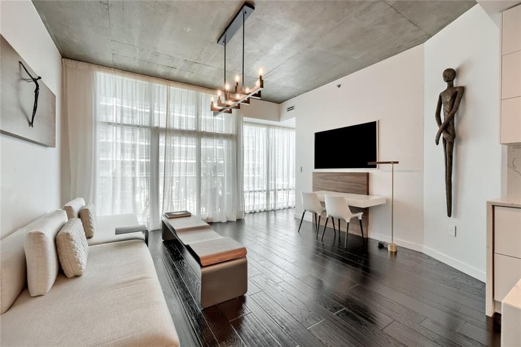 1 bedroom, 1 bathroom, 849 sq ft condominium for sale at 923 Peachtree Street 822, Atlanta, GA 30309 — photo 1 of 24