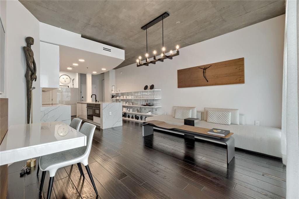 1 bedroom, 1 bathroom, 849 sq ft condominium for sale at 923 Peachtree Street 822, Atlanta, GA 30309 — photo 3
