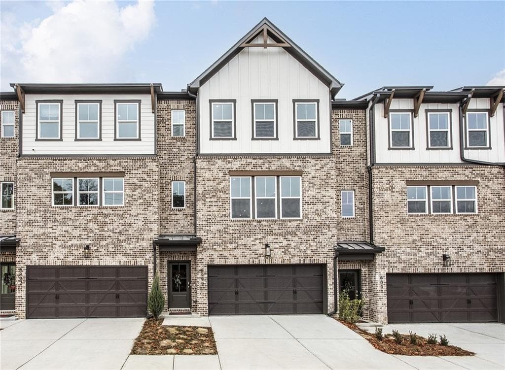 3 bedroom, 4 bathroom, 2,421 sq ft townhouse for sale at 5999 Haviland Alley, Sugar Hill, GA 30518 — photo 1 of 11