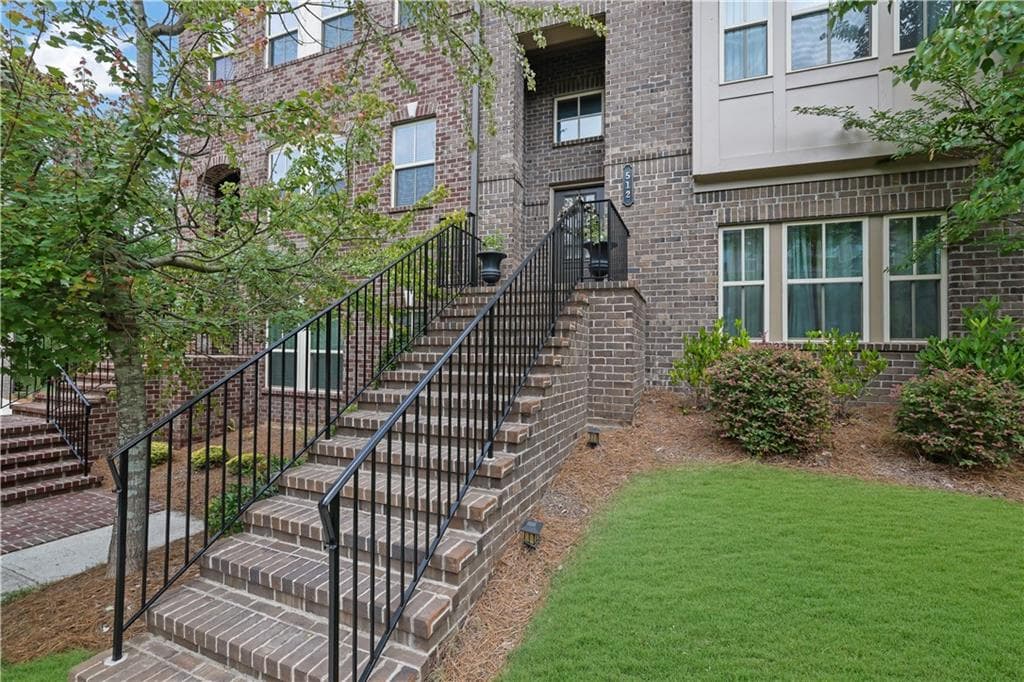 3 bedroom, 4 bathroom, 2,434 sq ft townhouse for sale at 512 Via Secco Lane, Suwanee, GA 30024 — photo 2