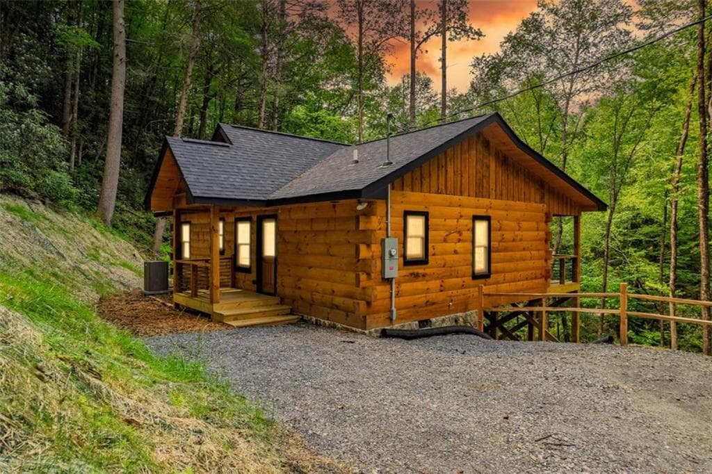 2 bedroom, 2 bathroom, 1,080 sq ft single family residence for sale at 122 Laurel Creek Trail, Blue Ridge, GA 30513 — photo 1 of 42