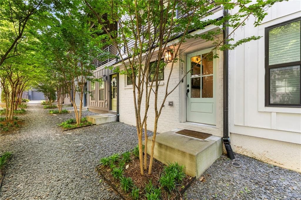 2 bedroom, 2 bathroom, 1,200 sq ft townhouse sold at 191 Chestnut Circle, Atlanta, GA 30342