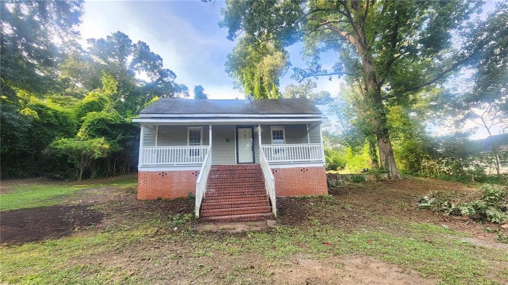 2 bedroom, 1 bathroom, 1,002 sq ft single family residence under contract at 71 Sargent Railroad Avenue, Newnan, GA 30263 — photo 3