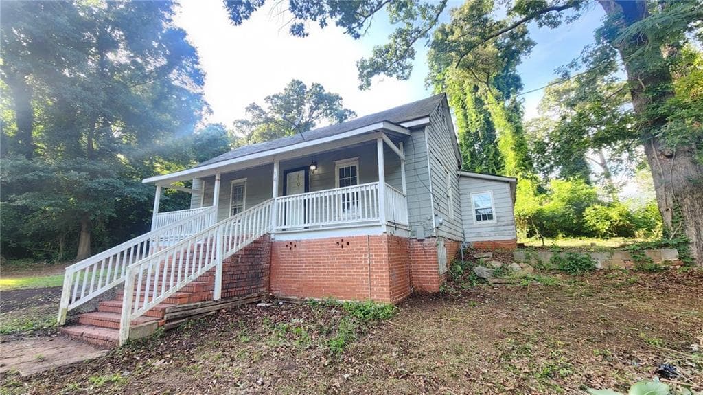 2 bedroom, 1 bathroom, 1,002 sq ft single family residence under contract at 71 Sargent Railroad Avenue, Newnan, GA 30263 — photo 4