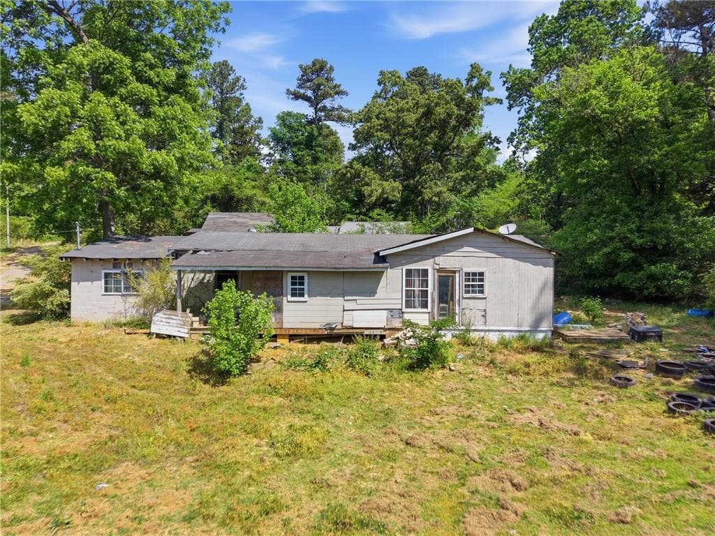 6 bedroom, 2 bathroom single family residence under contract at 6412 John West Road, Douglasville, GA 30134 — photo 3