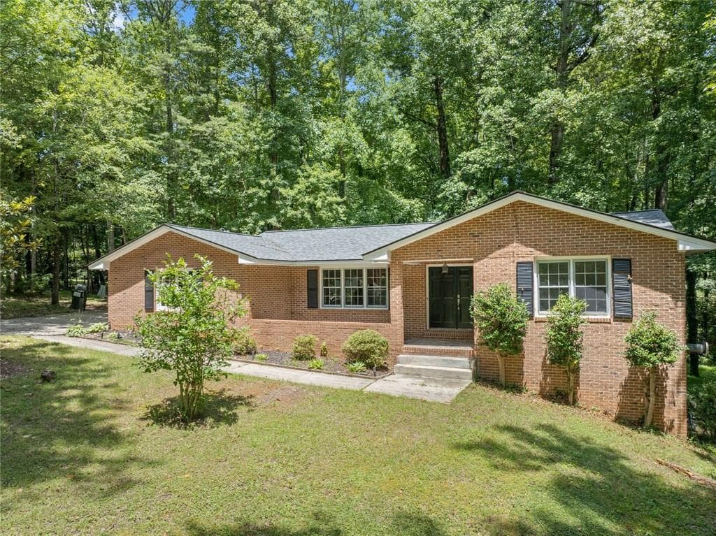 4 bedroom, 3 bathroom, 3,040 sq ft single family residence for sale at 20 Pine Lake Drive, Cumming, GA 30040 — photo 2