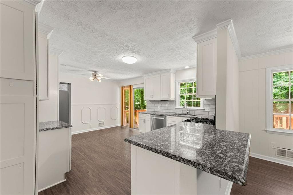 4 bedroom, 3 bathroom, 3,040 sq ft single family residence for sale at 20 Pine Lake Drive, Cumming, GA 30040 — photo 7