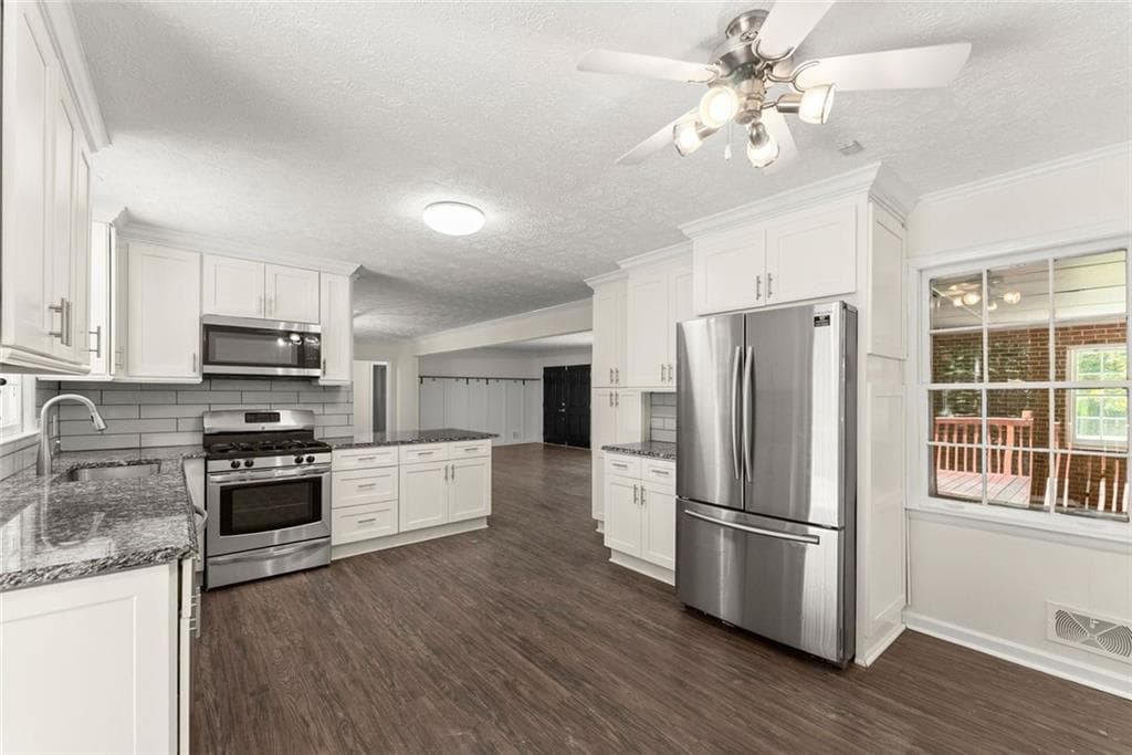 4 bedroom, 3 bathroom, 3,040 sq ft single family residence for sale at 20 Pine Lake Drive, Cumming, GA 30040 — photo 10