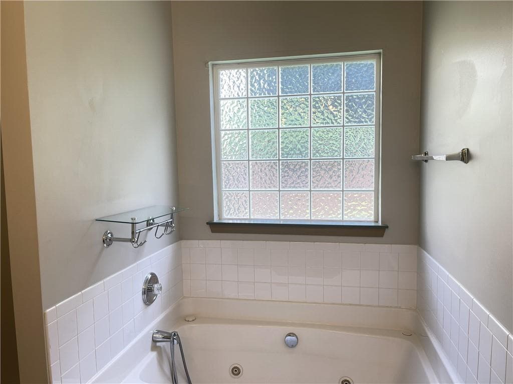 6 bedroom, 4 bathroom, 2,991 sq ft single family residence for rent at 385 Blackwood Lane, Suwanee, GA 30024 for $2,600 a month — photo 8