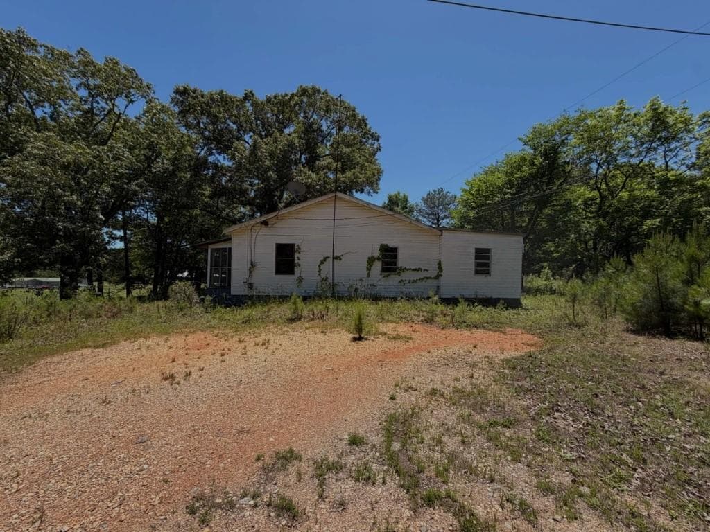 3 bedroom, 1 bathroom, 1,380 sq ft single family residence under contract at 796 Shoemaker Road, West Point, GA 31833 — photo 2