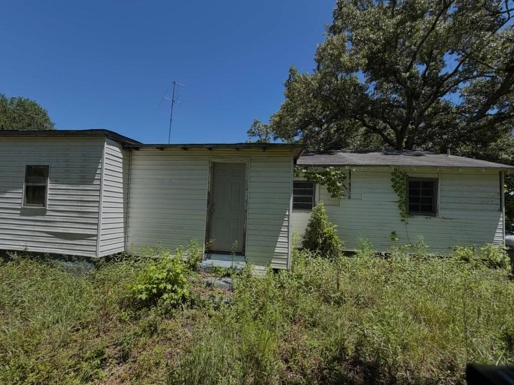 3 bedroom, 1 bathroom, 1,380 sq ft single family residence under contract at 796 Shoemaker Road, West Point, GA 31833 — photo 3