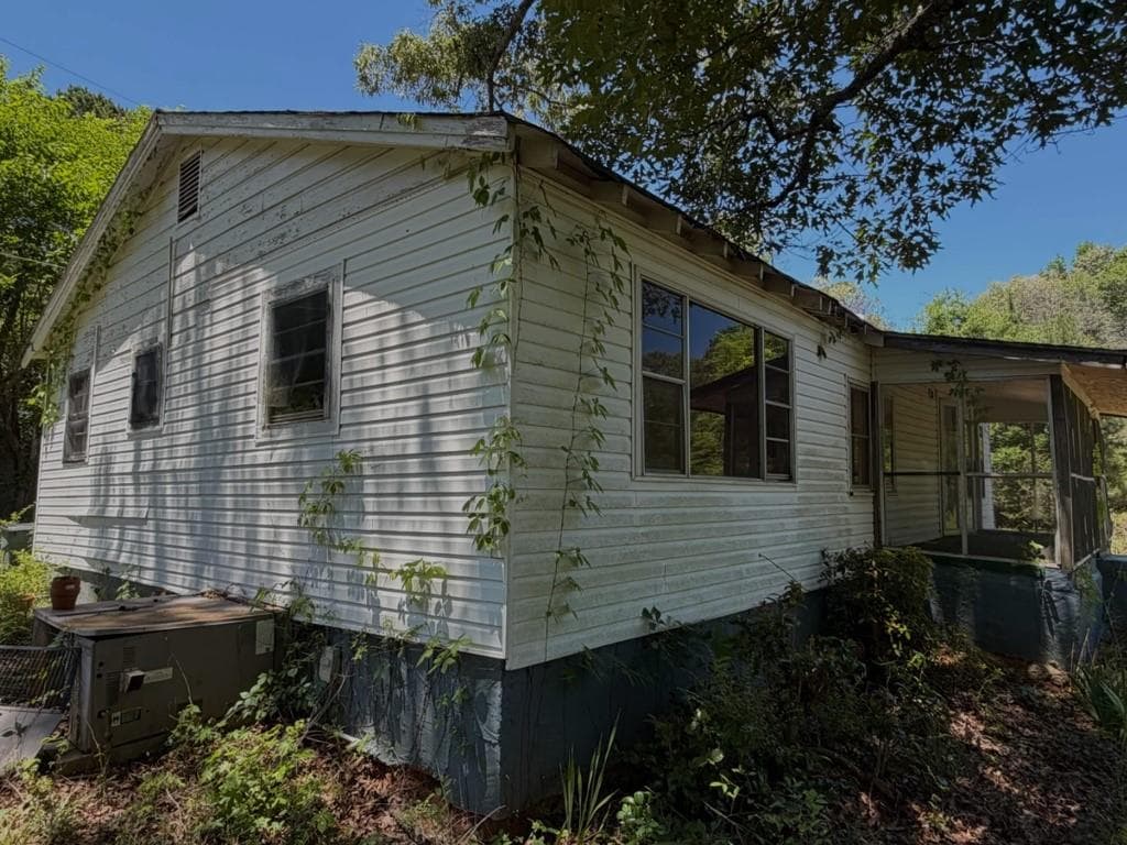 3 bedroom, 1 bathroom, 1,380 sq ft single family residence under contract at 796 Shoemaker Road, West Point, GA 31833 — photo 5