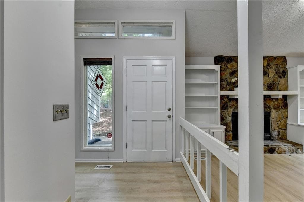 4 bedroom, 3 bathroom, 2,400 sq ft single family residence under contract at 5100 Forest Mist Drive, Smyrna, GA 30082 — photo 2