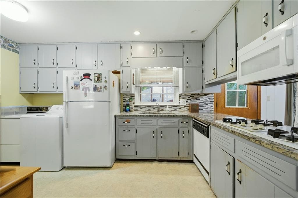 3 bedroom, 2 bathroom, 1,440 sq ft single family residence for sale at 6574 Amity Court, Rex, GA 30273 — photo 3