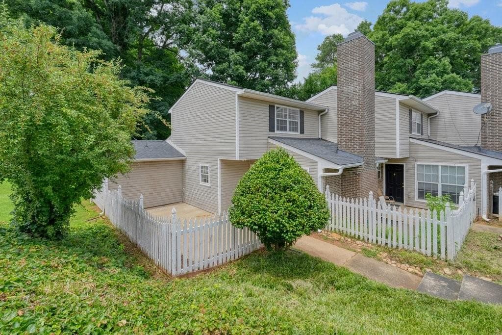 3 bedroom, 2 bathroom, 1,354 sq ft condominium for sale at 551 Summit Lane, Marietta, GA 30008 — photo 3