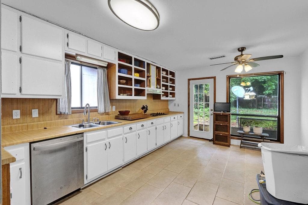 3 bedroom, 3 bathroom, 2,226 sq ft single family residence for sale at 5025 Stoney Point Circle, Stone Mountain, GA 30088 — photo 2
