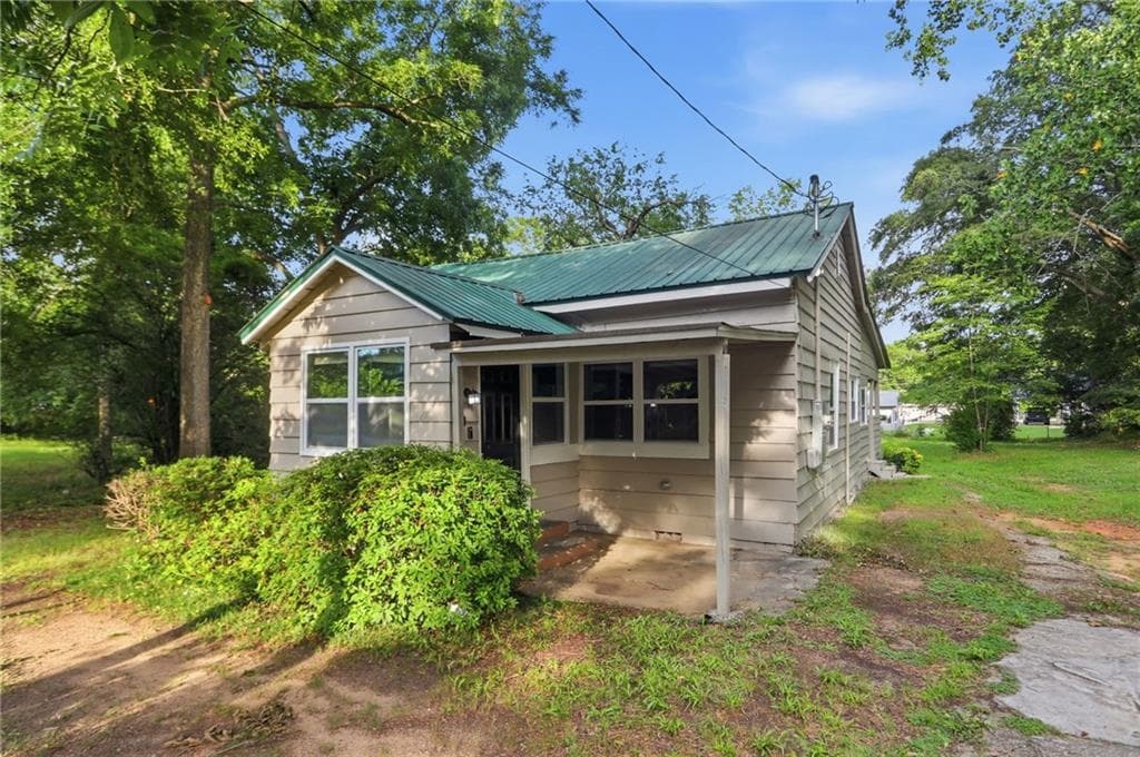 2 bedroom, 1 bathroom, 1,197 sq ft single family residence for sale at 242 N Dogwood Avenue, Social Circle, GA 30025